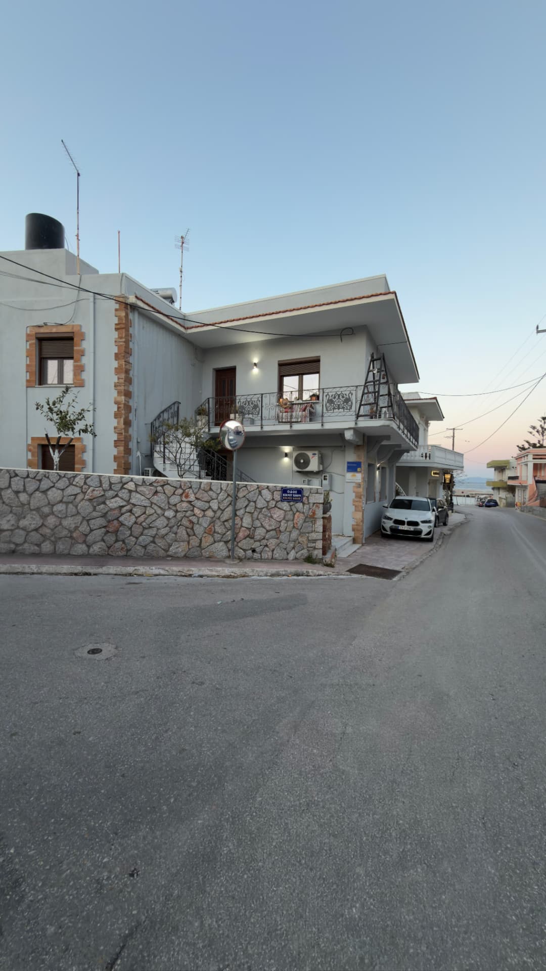 Το σπίτι στον Βροντάδο, με τον ιδιωτικό χώρο στάθμευσης στην είσοδο